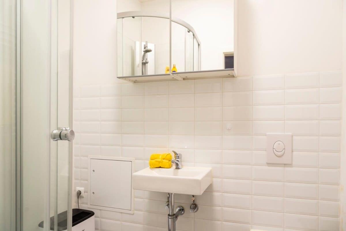 Cosy Two Br Plus Self Checkin Plus Street Parking Берлин Екстериор снимка
